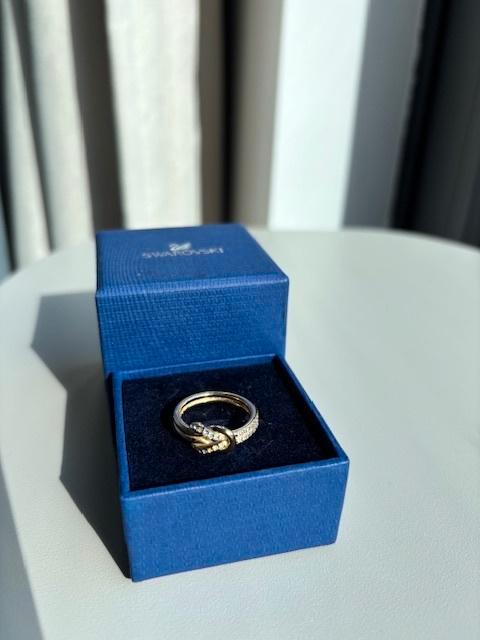 Bague Swarovski avec cristaux - boîte d'origine - bon état, Bijoux, Sacs & Beauté, Bagues, Neuf, Femme, Enlèvement ou Envoi