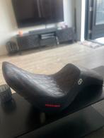 Saddlemen SDC motorzadel met grip & rode stiksels, Enlèvement, Utilisé