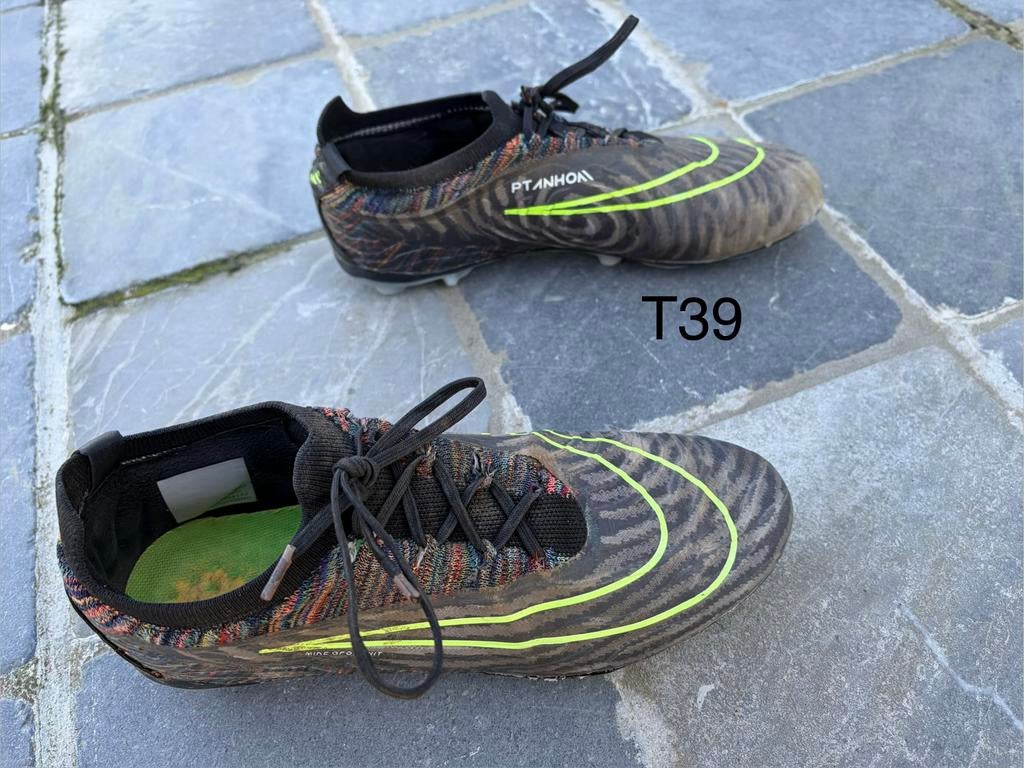 Chaussures de foot T39, Sports & Fitness, Football, Enlèvement, Comme neuf, Chaussures