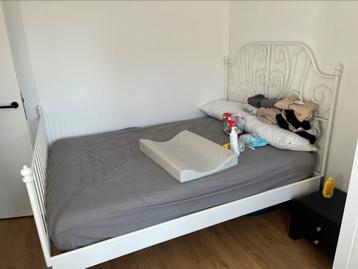 Bed te koop 140x200 met matras + 2 nachtkastje beschikbaar voor biedingen