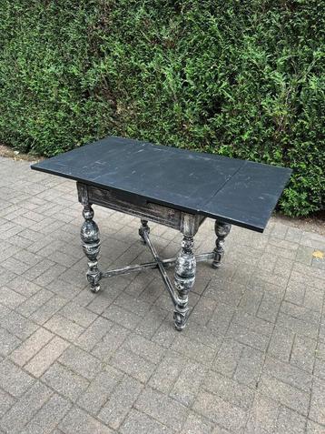 Houten tafel beschikbaar voor biedingen