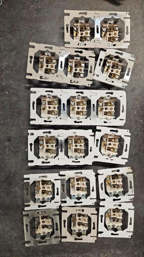 Niko PR20 schakelaars en stopcontacten - Crème, Doe-het-zelf en Bouw, Elektriciteit en Kabels, Ophalen of Verzenden