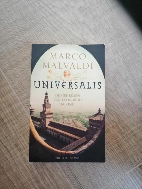 Universalis Marco malvaldi, Boeken, Thrillers, Gelezen, Ophalen of Verzenden