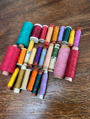 Opruiming: 25 naaigarenklosjes in diverse kleuren beschikbaar voor biedingen