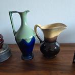 2  zelfde stijl kannetjes keramiek - alletwee getekend, Antiek en Kunst, Ophalen of Verzenden