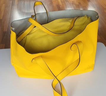 Yellow bag with insert beschikbaar voor biedingen