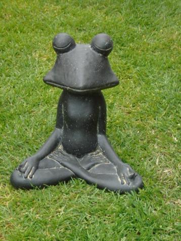 statue d une grenouille zen en pierre patinée