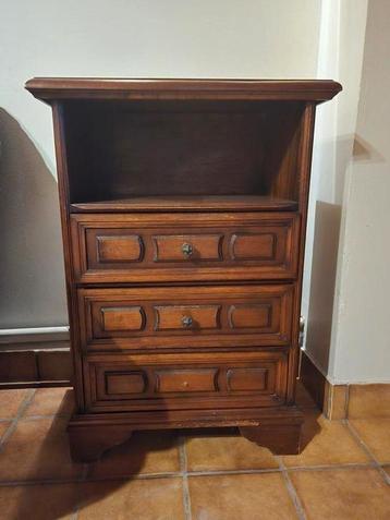 Mooie vintage houten nachtkast / bijzetkast met lades beschikbaar voor biedingen