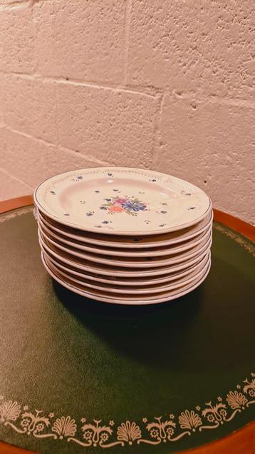 8 kleine antieke bordjes beschikbaar voor biedingen