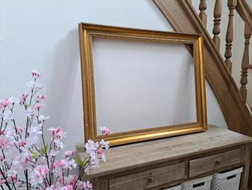 Lichte, goudkleurige lijst beschikbaar voor biedingen