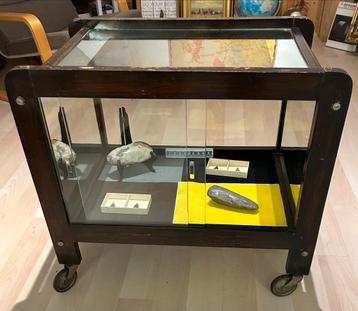 Vintage vitrinekast in museumstijl. beschikbaar voor biedingen