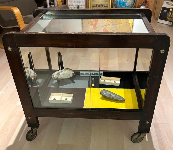 Vintage vitrinekast in museumstijl., Antiek en Kunst, Antiek | Meubels | Kasten, Ophalen