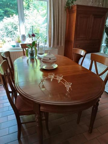 Table de salle à manger et chaises en Merisier beschikbaar voor biedingen