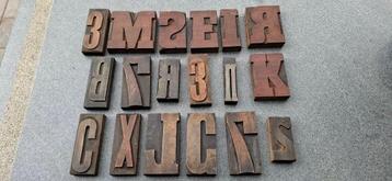 Oude houten letters - drukletters - afficheletters beschikbaar voor biedingen