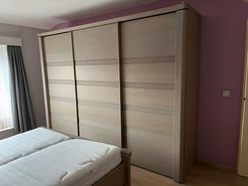 Aangeboden Moderne komplete slaapkamer beschikbaar voor biedingen