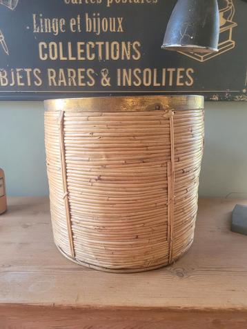Oude rieten mand met koperen band beschikbaar voor biedingen