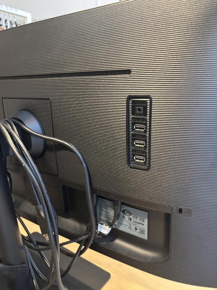 Samsung LCD 4K HDR monitor scherm, Computers en Software, Monitoren, Zo goed als nieuw, 60 Hz of minder, HDMI, USB-C, In hoogte verstelbaar