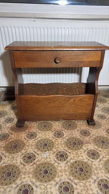 Kleine vintage bijzettafel van massief hout met lade beschikbaar voor biedingen