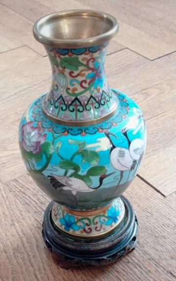 Zeer mooie Chinese vaas in Cloisonné met houten voet beschikbaar voor biedingen