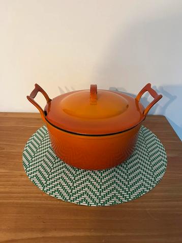 Vintage geëmailleerde gietijzeren braadpan beschikbaar voor biedingen