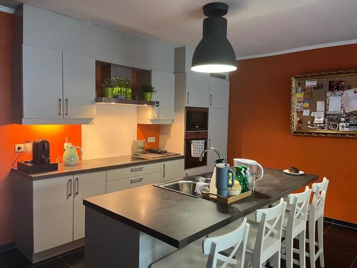 STRAKKE RECHTE HOOGGLANS GREEPLOOS KEUKEN MET KASTENWAND, Huis en Inrichting, Keuken | Complete keukens, Zo goed als nieuw, Enkelwandige keuken