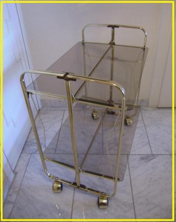 VINTAGE 70' : Bar-roltafel : goudkleurig metaal & fumé glas  beschikbaar voor biedingen