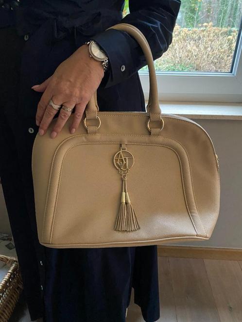 Giorgio Armani beige handtas - goudkleurige hardware, Handtassen en Accessoires, Tassen | Damestassen, Zo goed als nieuw, Handtas