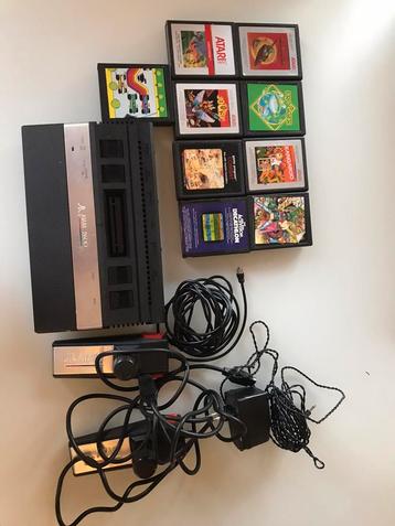 Atari 2600 met 2 controlers en 9 games beschikbaar voor biedingen