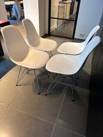 4 Vitra Eames plastic side chair DSR beschikbaar voor biedingen