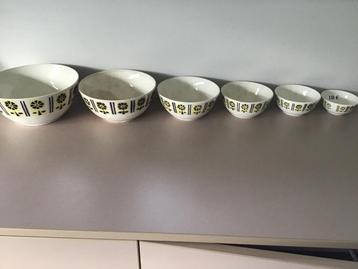 6 antieke eetschalen passend in elkaar en andere beschikbaar voor biedingen