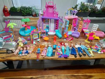 Varia aan Barbie en Disney poppen plus speelhuizen. beschikbaar voor biedingen