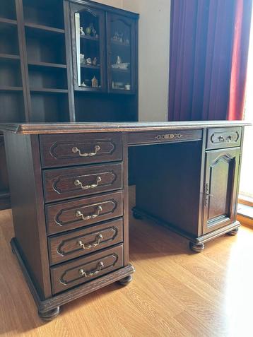 Prachtig volledig bureau beschikbaar voor biedingen