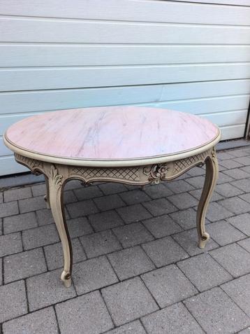 Klassieke salontafel / bijzettafel beschikbaar voor biedingen