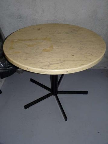 Vintage tafel jaren '70 beschikbaar voor biedingen