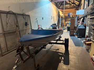 Bootje met trailer en motor beschikbaar voor biedingen