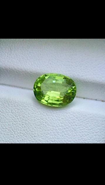 Natuurlijke PERIDOT van 3,74 Karaat beschikbaar voor biedingen
