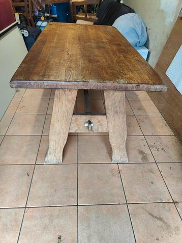 Mooie eiken tafel met 6 bijhorende stoelen beschikbaar voor biedingen