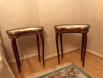 2 Mahoni houten bijzettafels beschikbaar voor biedingen