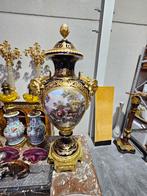 Sept vases, Enlèvement