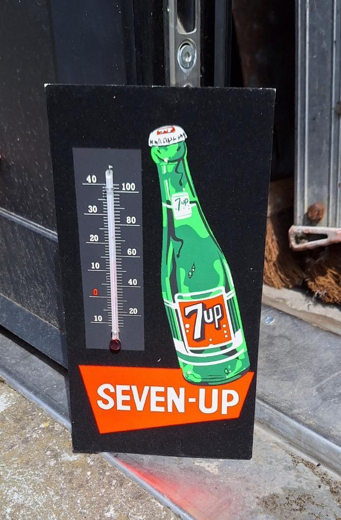7UP thermometer, kartonnen display met afbeelding fles 7 up., Verzamelen, Merken en Reclamevoorwerpen, Nieuw, Reclamebord, Ophalen of Verzenden