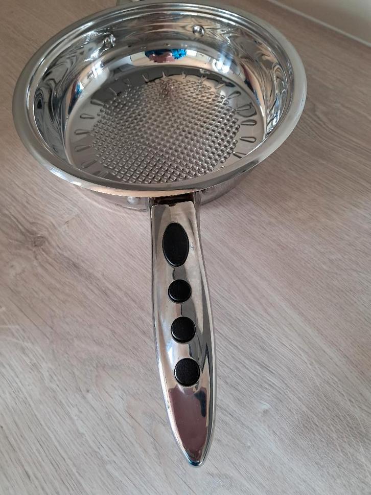 pan 25cm, Huis en Inrichting, Keuken | Potten en Pannen, Zo goed als nieuw, Koekenpan of Braadpan, Inox, Inductieplaat, Ophalen of Verzenden