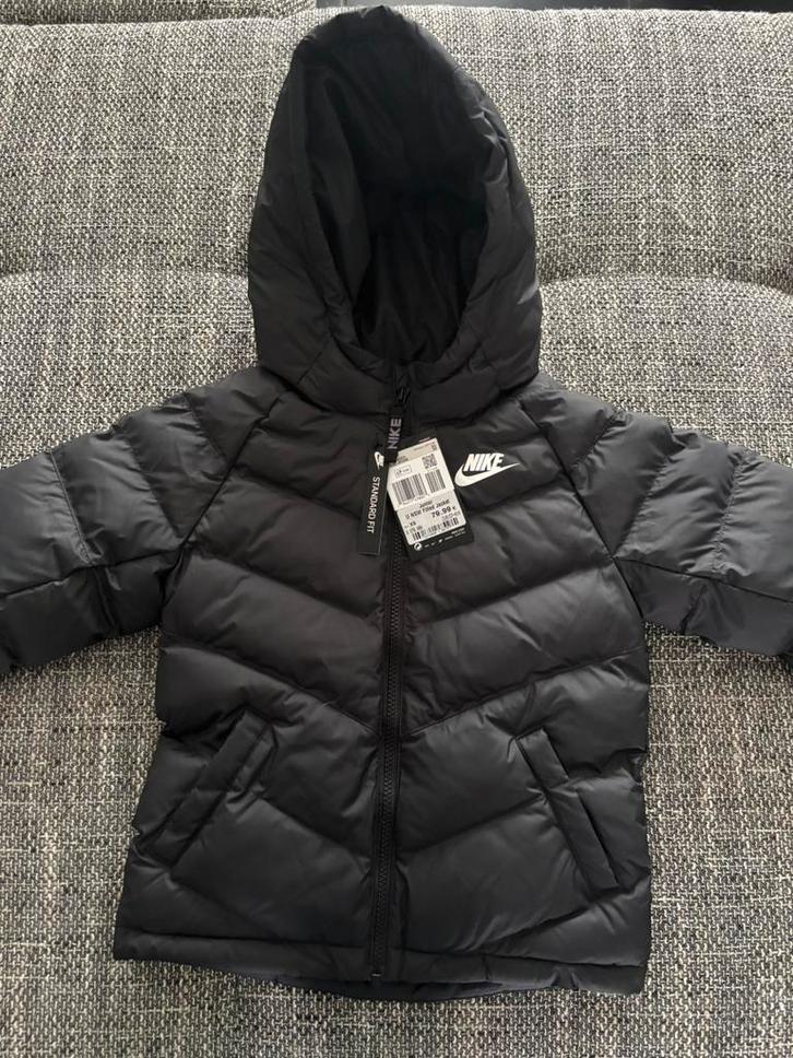 Nike Junior Puffer Jas (XS 122-128cm), Kinderen en Baby's, Babykleding | Maat 68, Nieuw, Jongetje of Meisje, Jasje, Ophalen