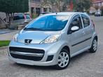 PEUGEOT 107 1.0 BENZINE EUR05 DEALER ONDERHOUDEN, Auto's, Peugeot, Euro 5, Stof, 50 kW, Zwart