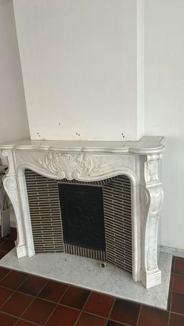 Marmeren wit-carrera schouw louis XIV beschikbaar voor biedingen