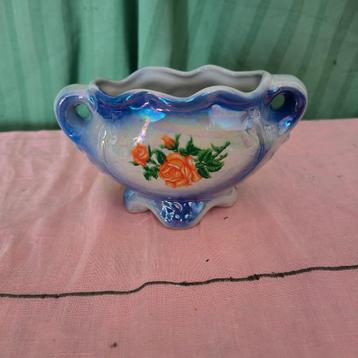 Vintage parelmoer kommetje beschilderd met bloemetje beschikbaar voor biedingen