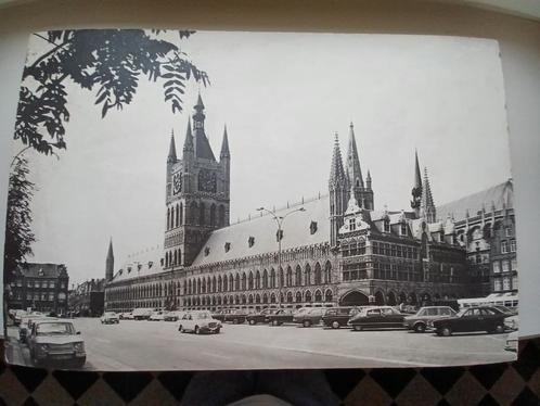 Halles au draps Ypres 1960/70 avec voitures anciennes, Antiquités & Art, Curiosités & Brocante, Enlèvement ou Envoi