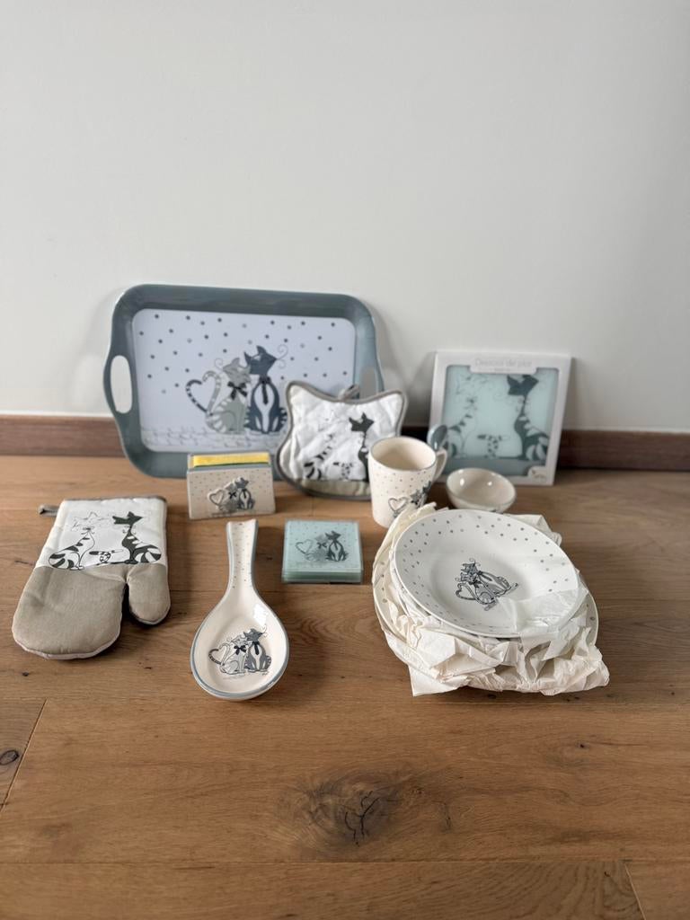 Gloednieuw Faye Sas katten servies & keukenset – compleet, Antiquités & Art, Antiquités | Plateaux, Enlèvement