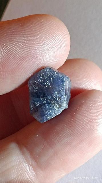 Onverwarmd stukje rauwe blauwe saffier  beschikbaar voor biedingen