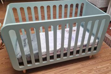 Lit bébé avec deux matelas dont un non utilisé - Lit bébé, Sommier à lattes, Moins de 70 cm, Comme neuf, Enlèvement