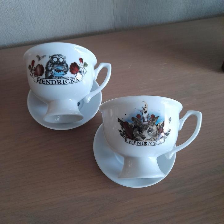 Setje van 2 theekopjes + bordje Hendrick's gin., Antiek en Kunst, Antiek | Servies los, Ophalen